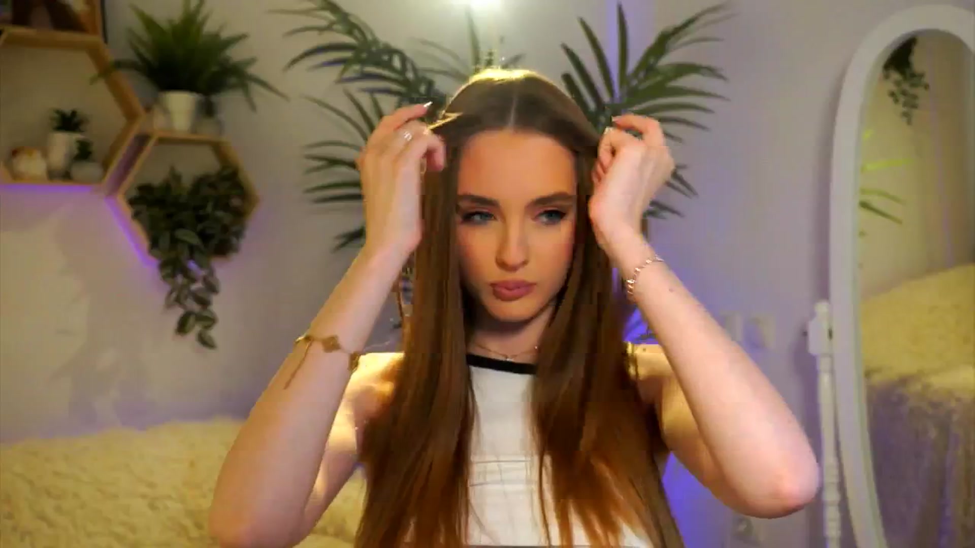 Gallery image thumbnail from petitegonwild's myfreecams stream on, 06/25/2025, 17:39 image 16 of 20