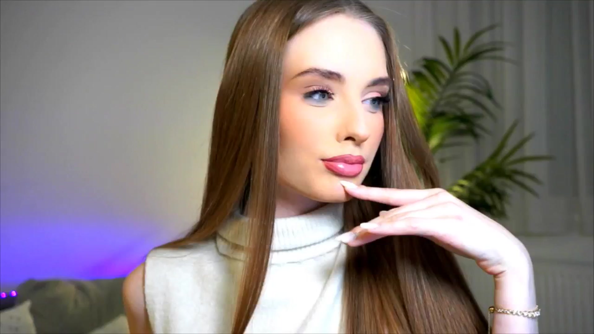 Gallery image thumbnail from petitegonwild's myfreecams stream on, 08/27/2025, 24:03 image 14 of 20