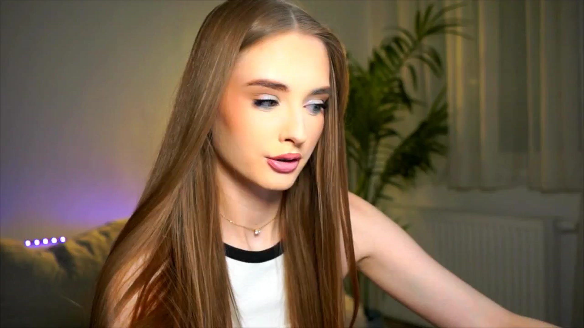 Gallery image thumbnail from petitegonwild's myfreecams stream on, 04/16/2026, 19:19 image 6 of 20