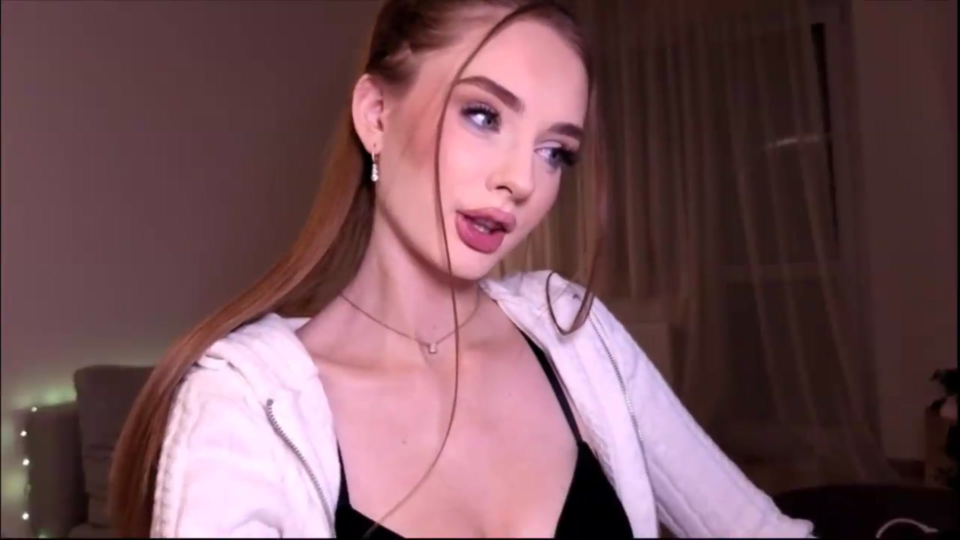 Gallery image thumbnail from petitegonwild's myfreecams stream on, 06/19/2026, 24:33 image 15 of 20
