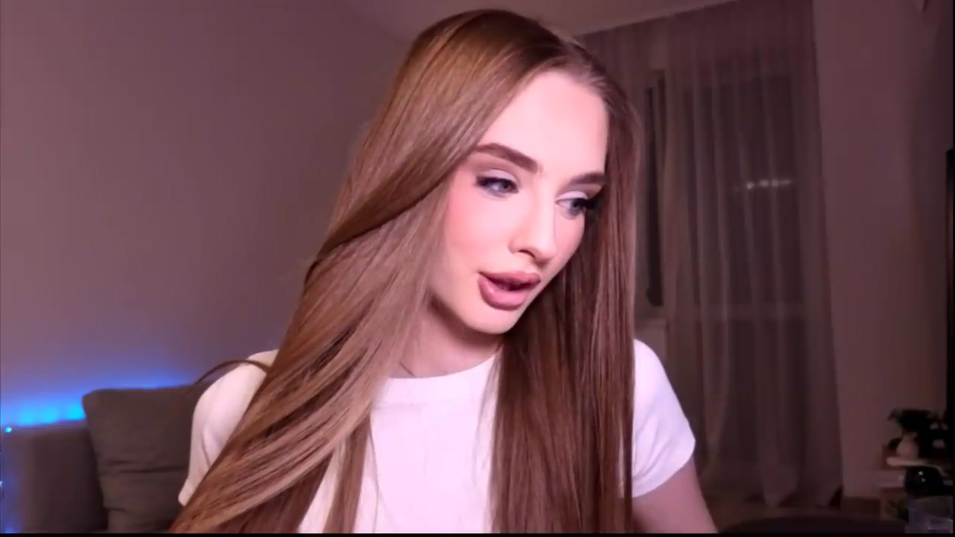 Gallery image thumbnail from petitegonwild's myfreecams stream on, 06/21/2026, 19:55 image 19 of 20
