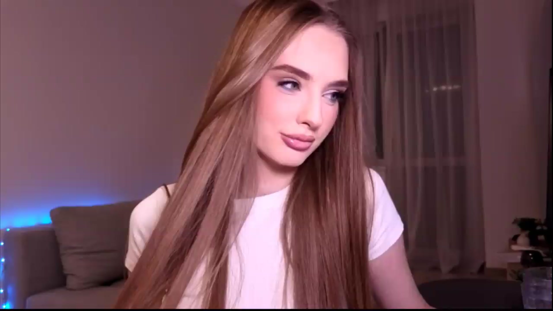Gallery image thumbnail from petitegonwild's myfreecams stream on, 06/21/2026, 20:14 image 7 of 20