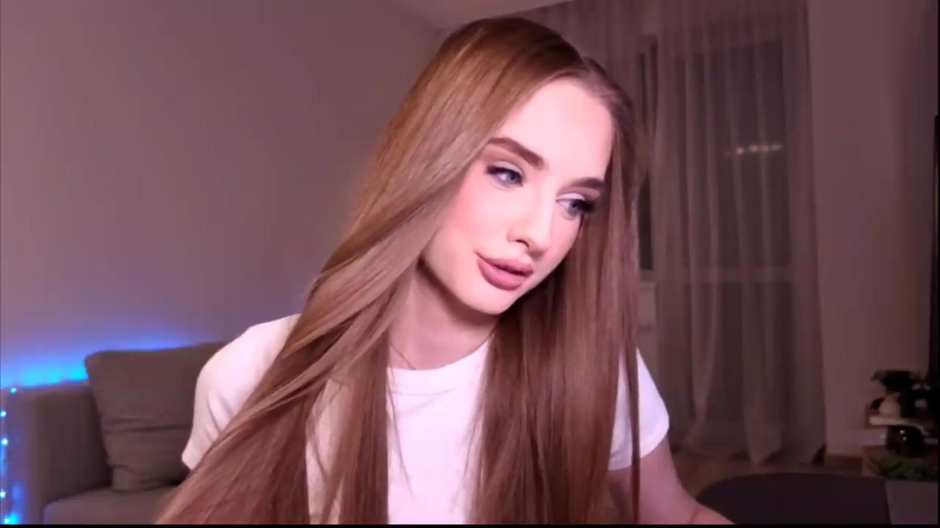 Gallery image thumbnail from petitegonwild's myfreecams stream on, 06/21/2026, 21:02 image 8 of 20