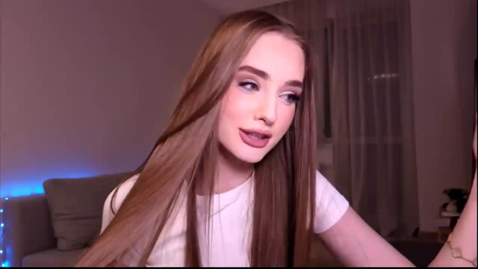 Gallery image thumbnail from petitegonwild's myfreecams stream on, 06/21/2026, 21:48 image 4 of 20