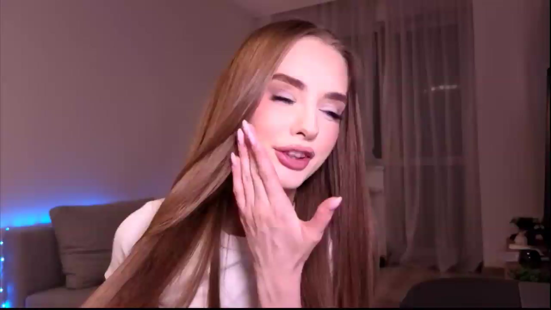 Gallery image thumbnail from petitegonwild's myfreecams stream on, 06/21/2026, 21:48 image 3 of 20