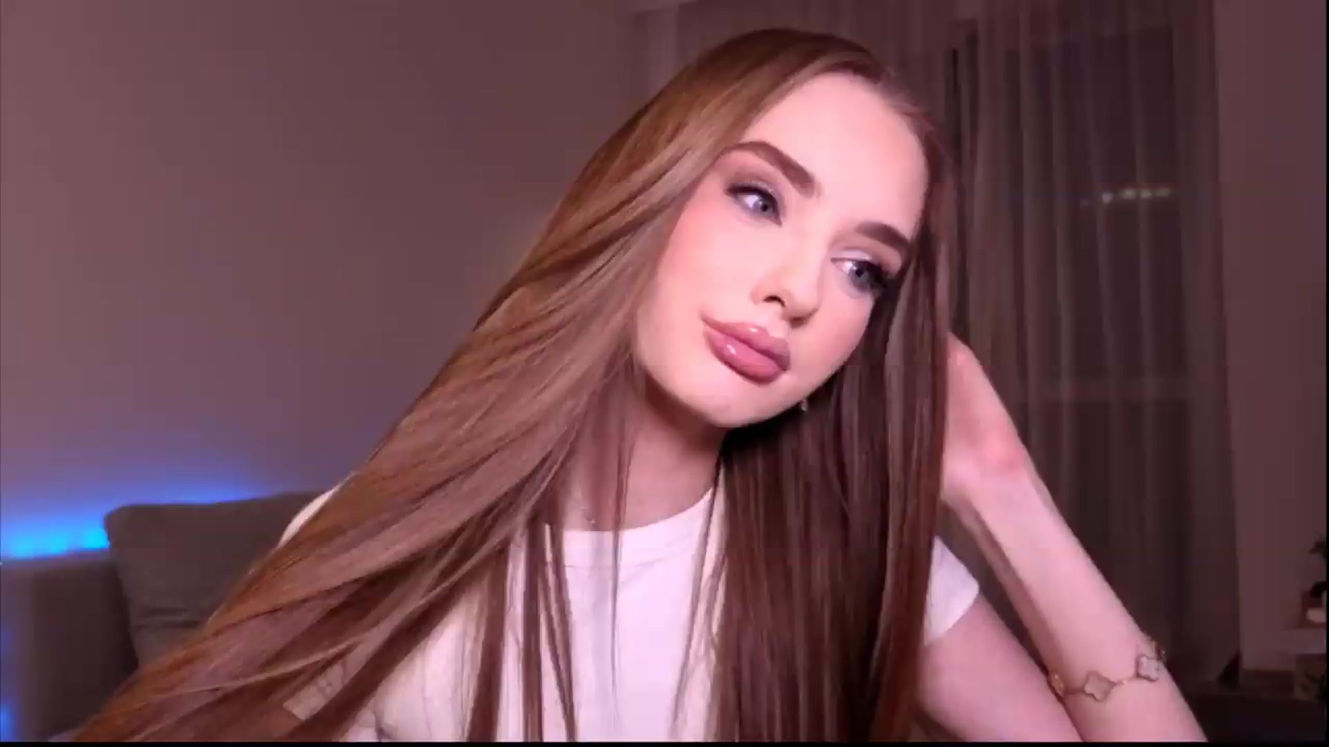 Gallery image thumbnail from petitegonwild's myfreecams stream on, 06/21/2026, 22:35 image 17 of 20