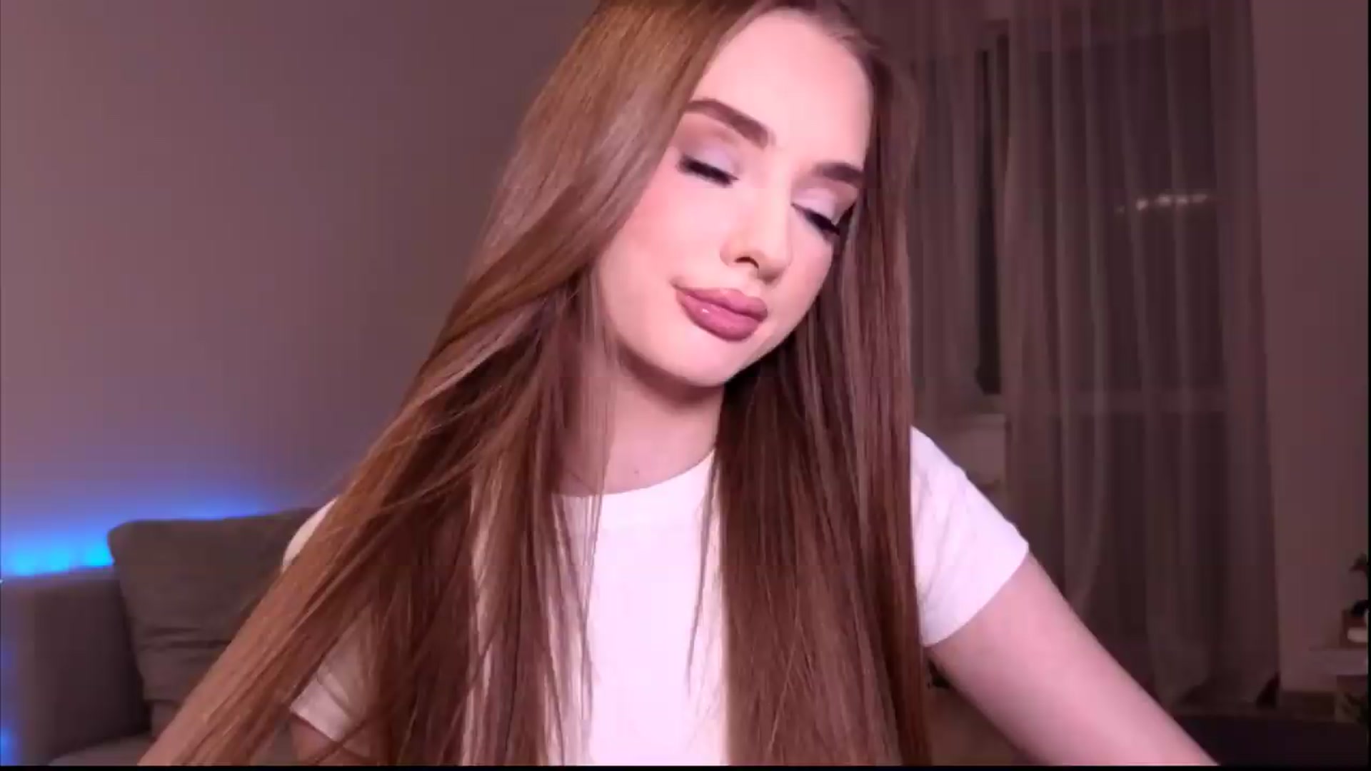 Gallery image thumbnail from petitegonwild's myfreecams stream on, 06/21/2026, 22:35 image 19 of 20