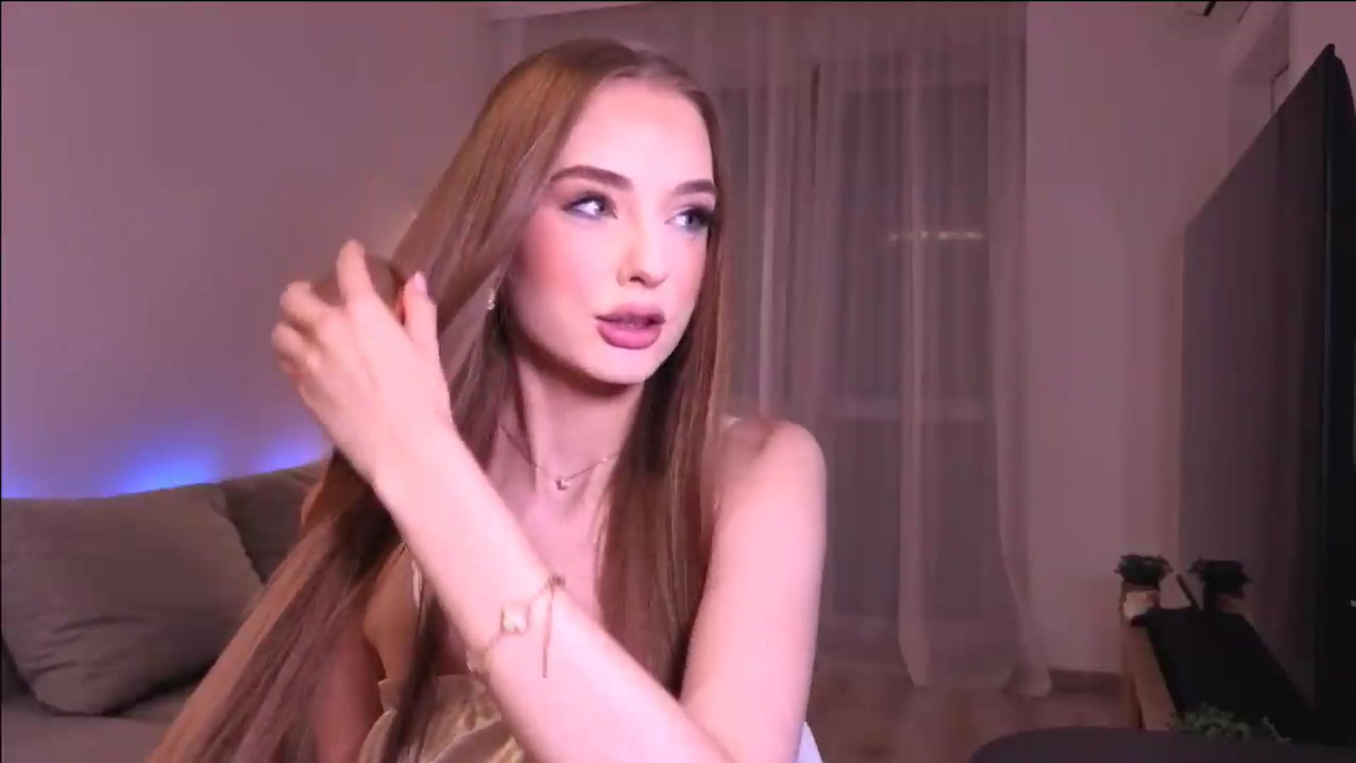 Gallery image thumbnail from petitegonwild's myfreecams stream on, 07/17/2026, 21:51 image 19 of 20