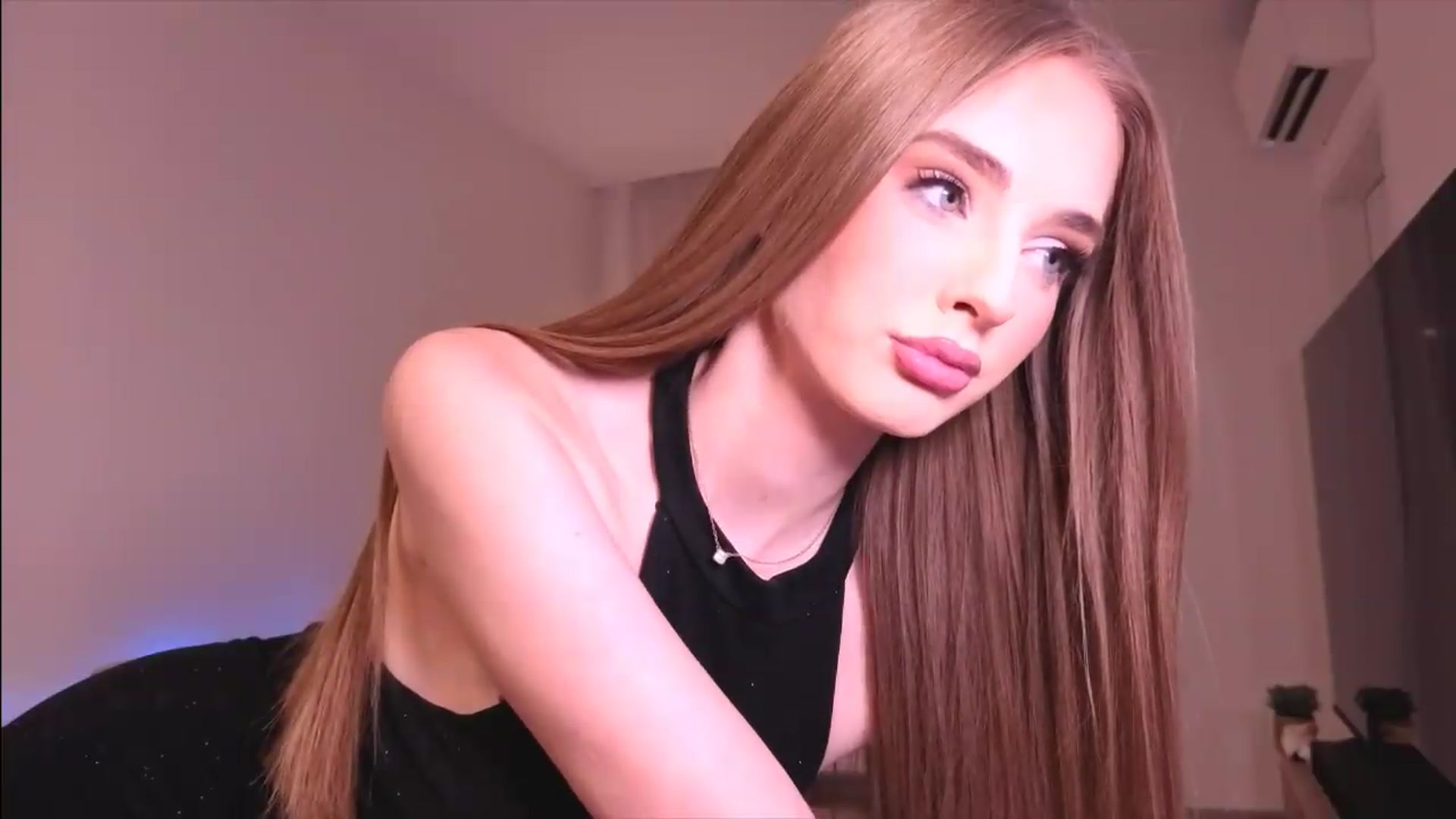 Gallery image thumbnail from petitegonwild's myfreecams stream on, 08/19/2026, 20:46 image 13 of 20