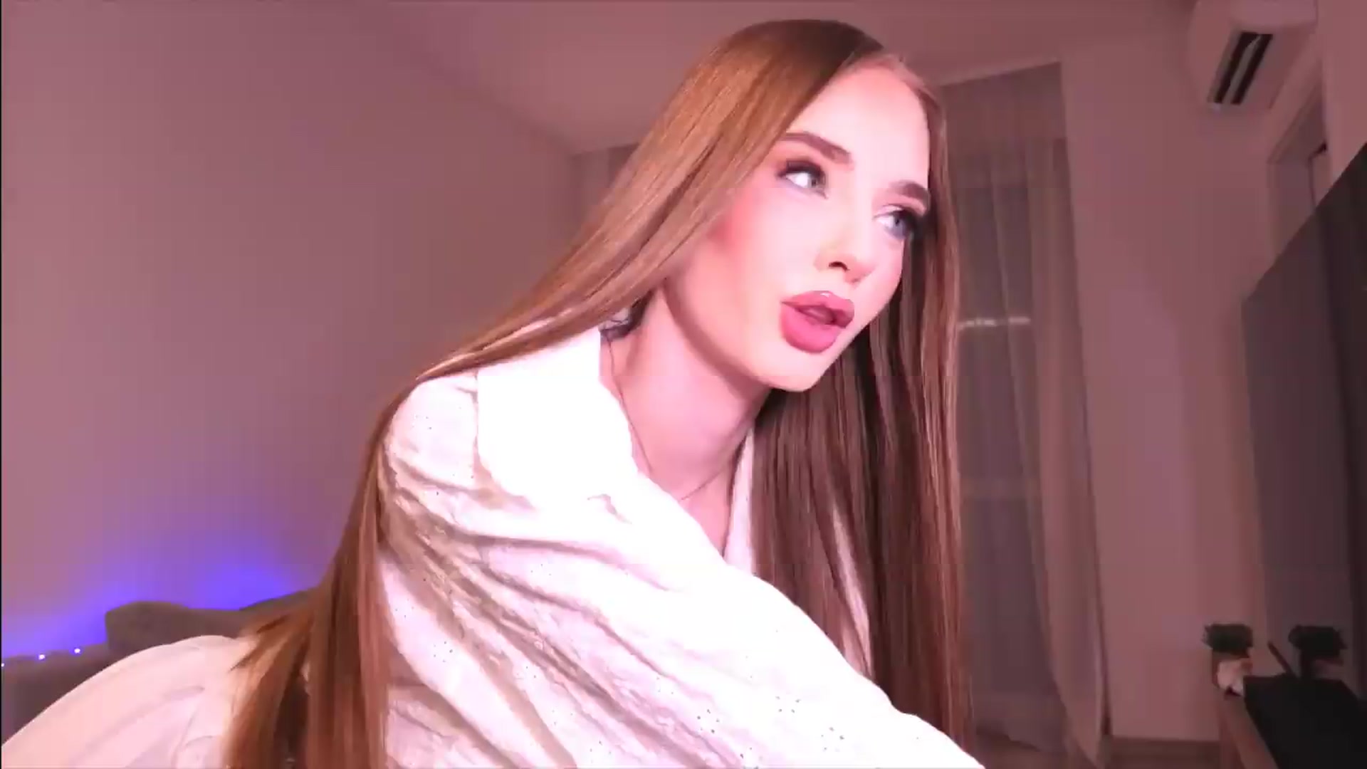 Gallery image thumbnail from petitegonwild's myfreecams stream on, 08/21/2026, 20:54 image 3 of 20