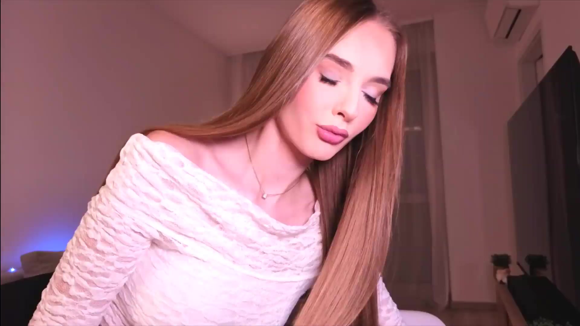 Gallery image thumbnail from petitegonwild's myfreecams stream on, 08/22/2026, 22:04 image 9 of 20