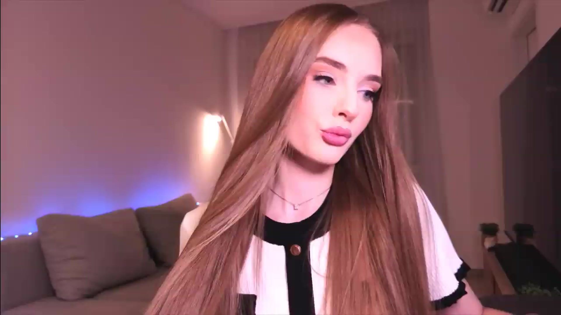 Gallery image thumbnail from petitegonwild's myfreecams stream on, 08/27/2026, 22:21 image 20 of 20