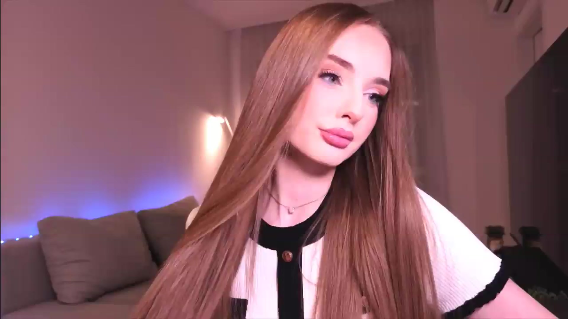 Gallery image thumbnail from petitegonwild's myfreecams stream on, 08/27/2026, 22:21 image 19 of 20