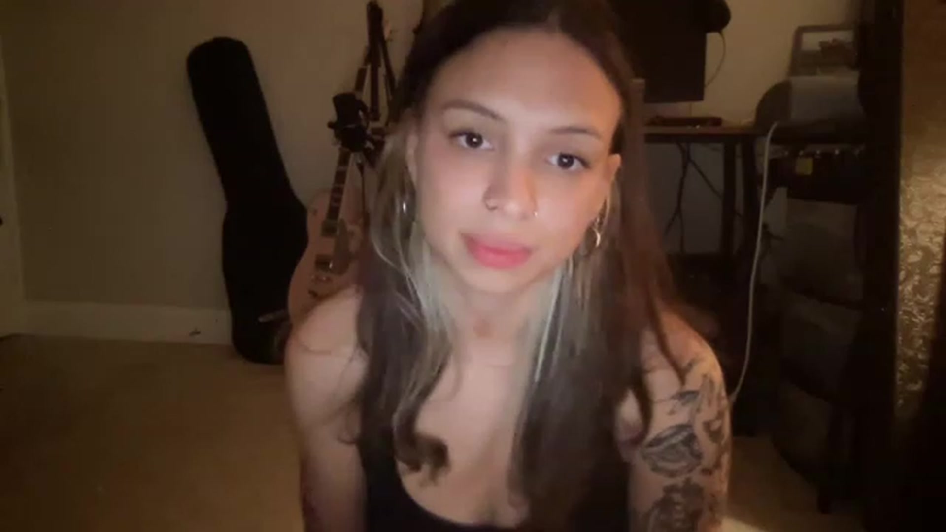 Gallery image thumbnail from piesupply's myfreecams stream on, 03/01/2023, 24:32 image 18 of 20