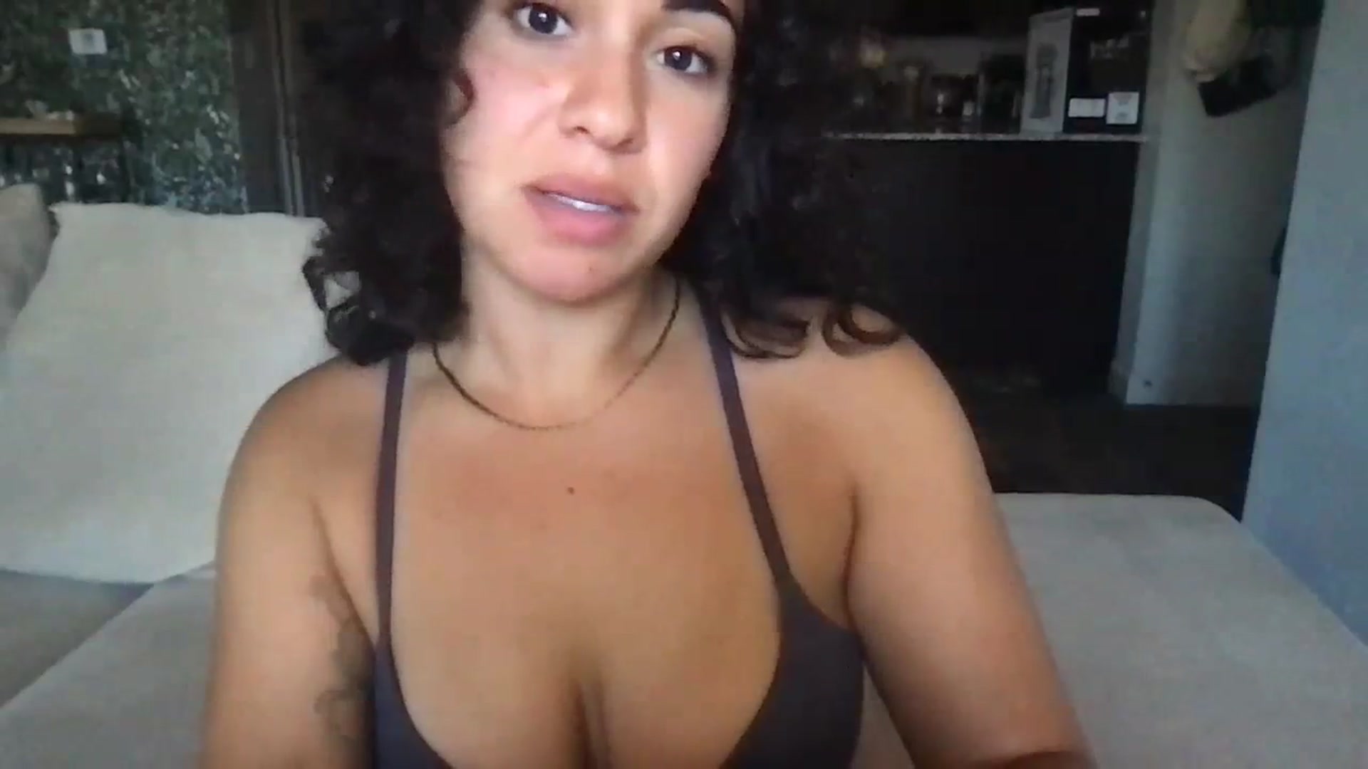 Gallery image thumbnail from pineappsauce's myfreecams stream on, 08/04/2023, 20:14 image 5 of 20