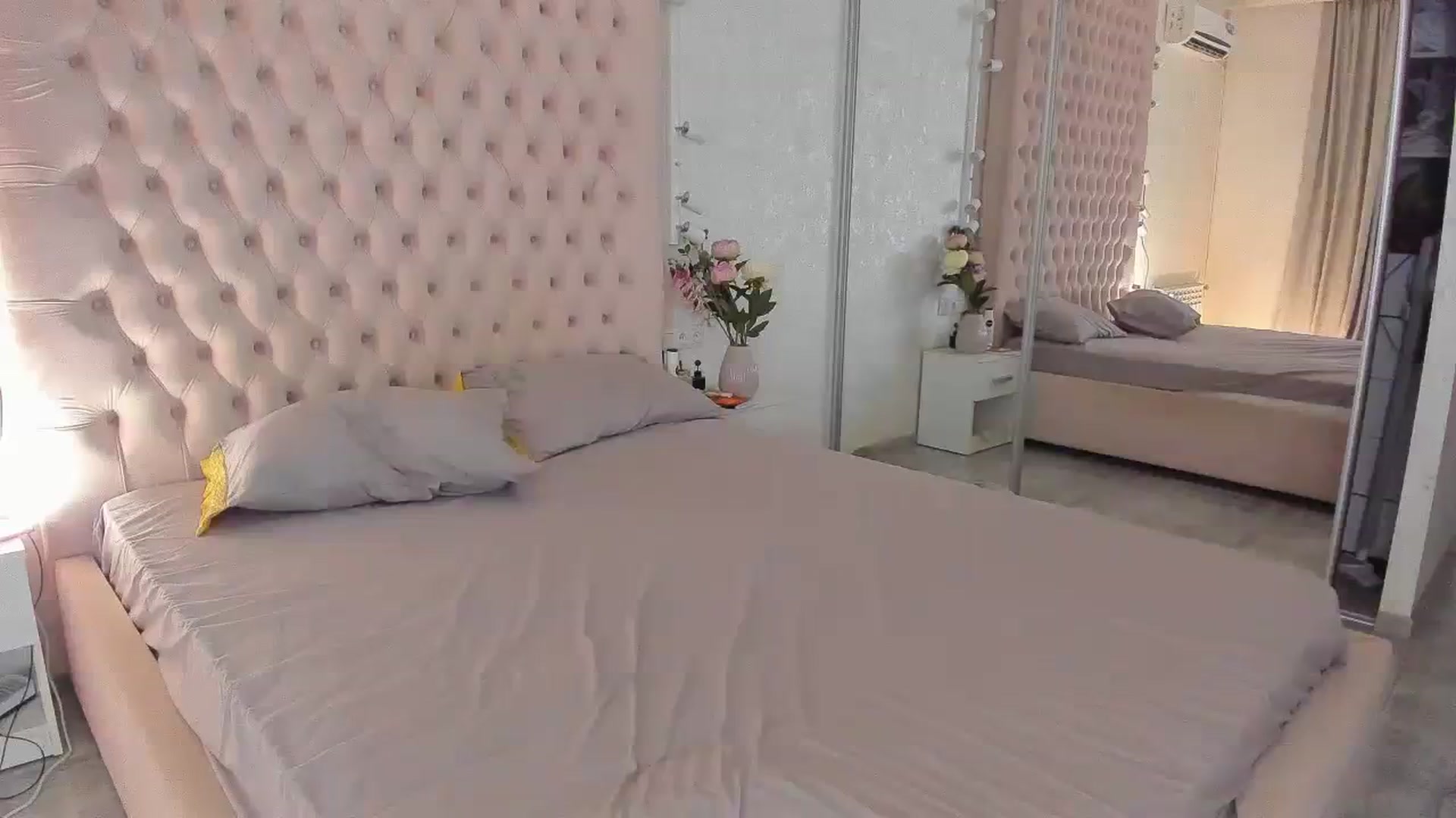 Gallery image thumbnail from pinkheart_'s myfreecams stream on, 08/10/2023, 22:19 image 11 of 20