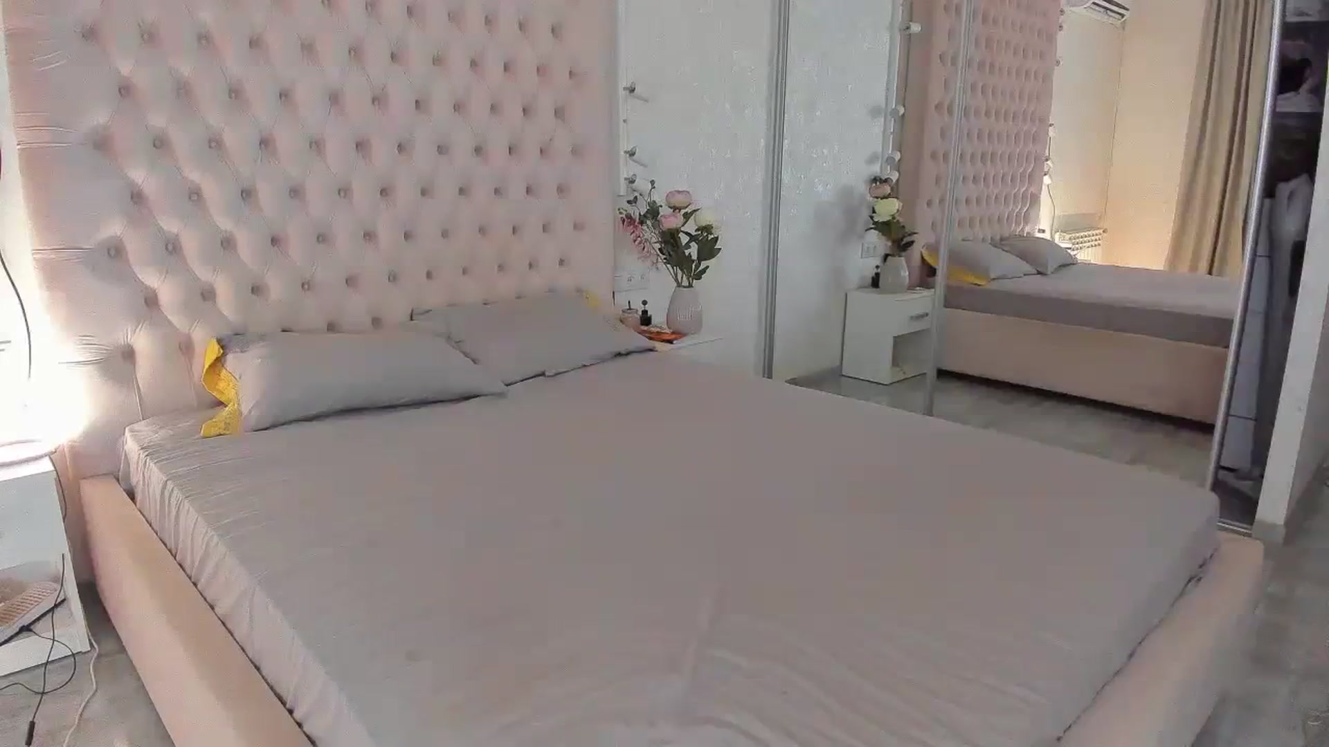 Gallery image thumbnail from pinkheart_'s myfreecams stream on, 08/14/2023, 18:37 image 10 of 20