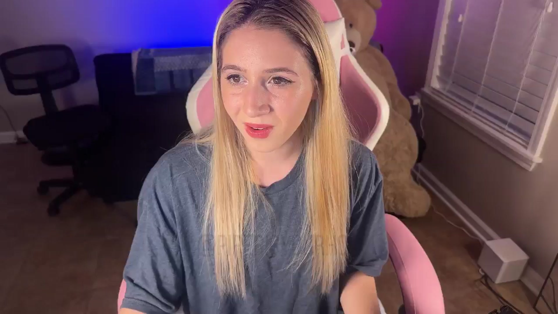 Gallery image thumbnail from piperisyourho's myfreecams stream on, 03/30/2025, 01:41 image 1 of 20