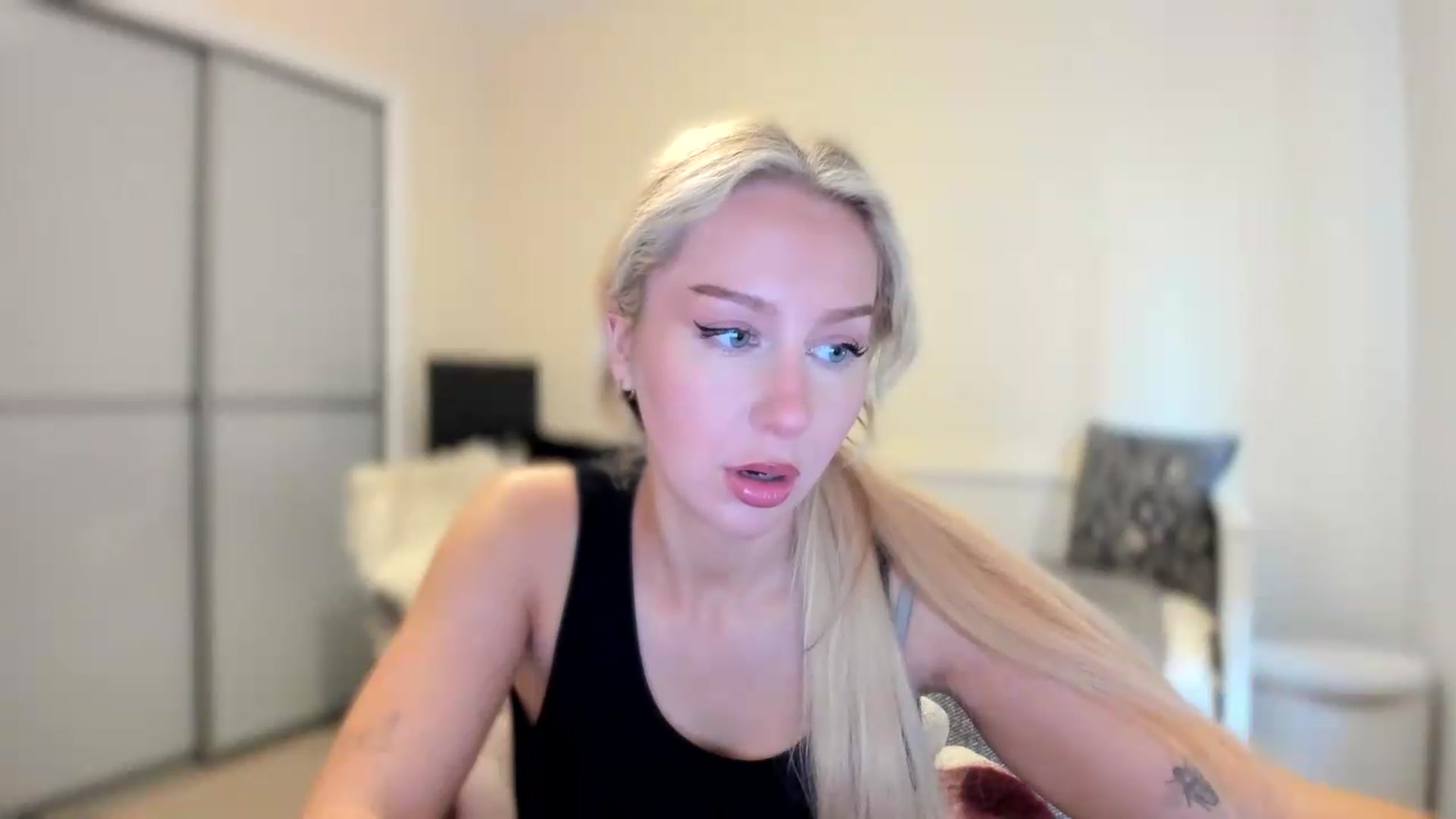 Gallery image thumbnail from pixelatedgirl's myfreecams stream on, 06/19/2026, 17:20 image 4 of 20