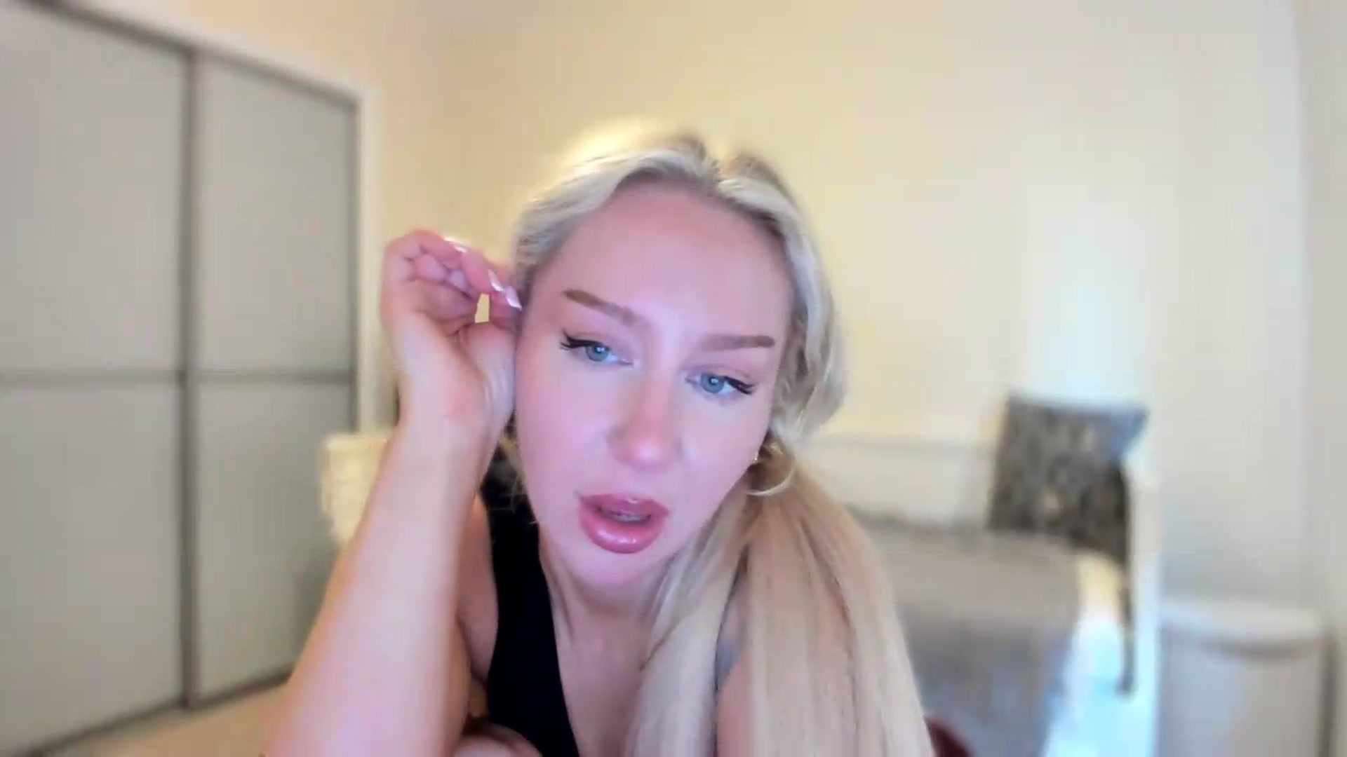 Gallery image thumbnail from pixelatedgirl's myfreecams stream on, 06/19/2026, 17:20 image 5 of 20