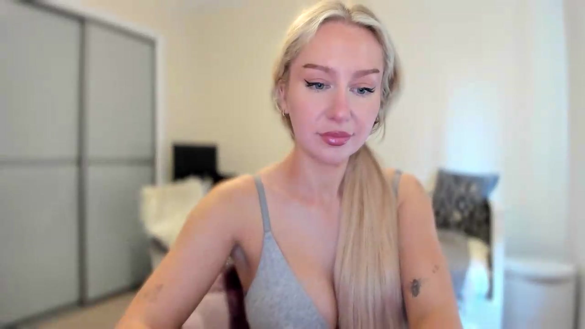 Gallery image thumbnail from pixelatedgirl's myfreecams stream on, 06/19/2026, 17:20 image 16 of 20