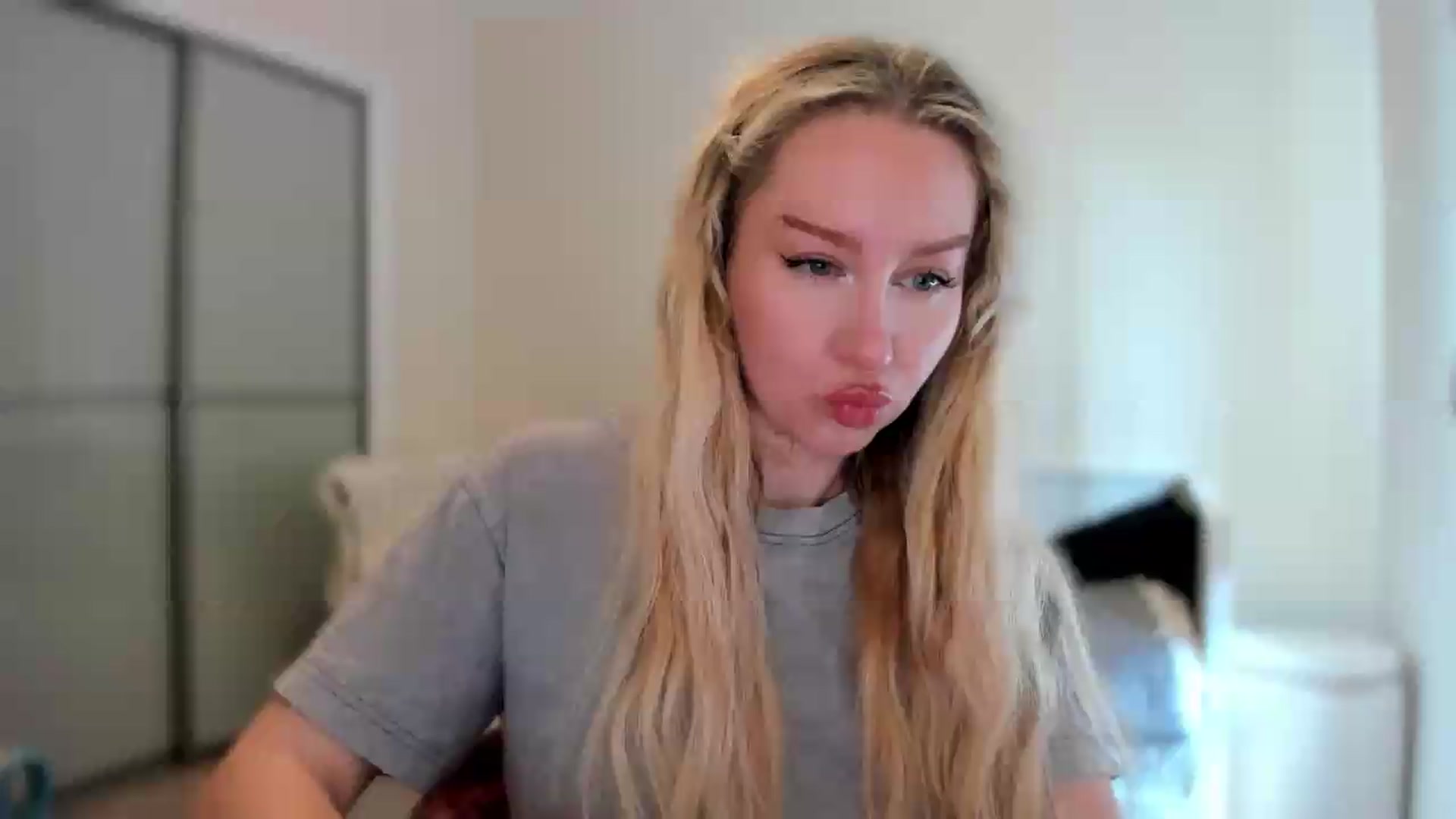 Gallery image thumbnail from pixelatedgirl's myfreecams stream on, 07/18/2026, 14:44 image 1 of 20