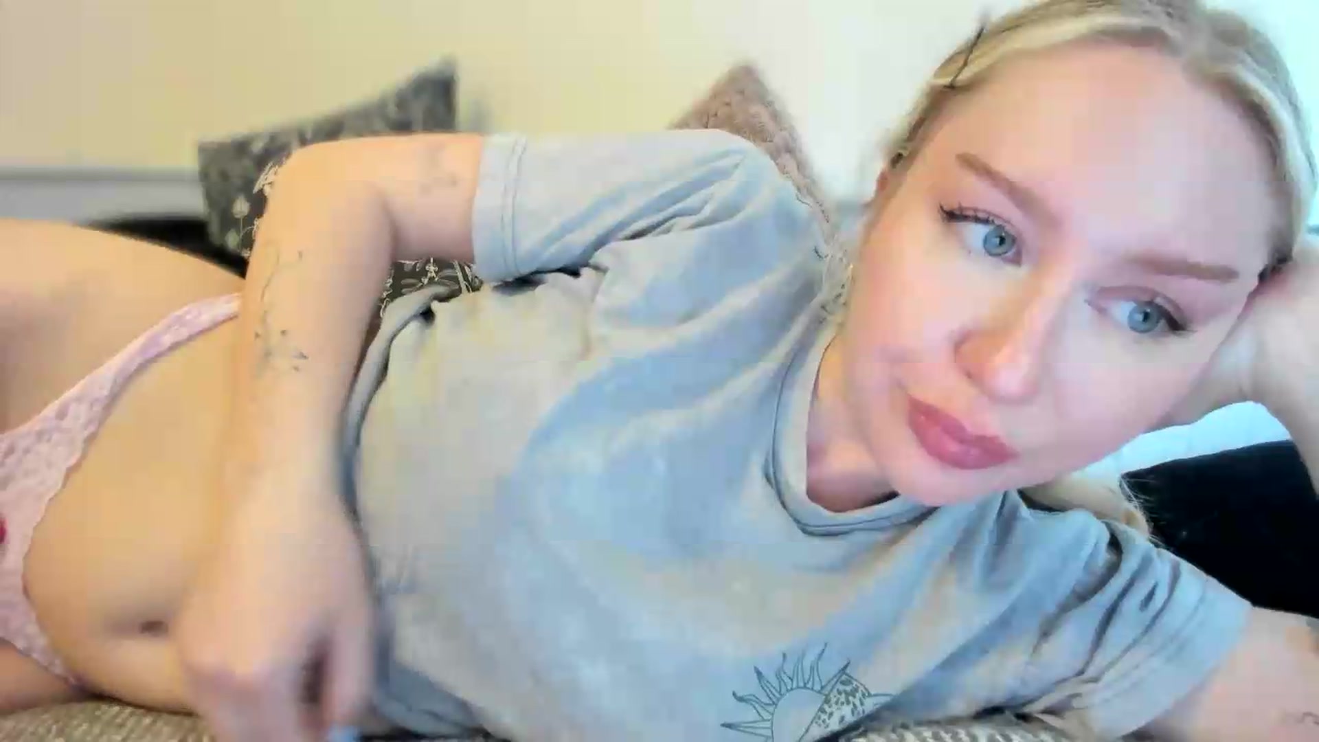 Gallery image thumbnail from pixelatedgirl's myfreecams stream on, 07/18/2026, 17:03 image 16 of 20