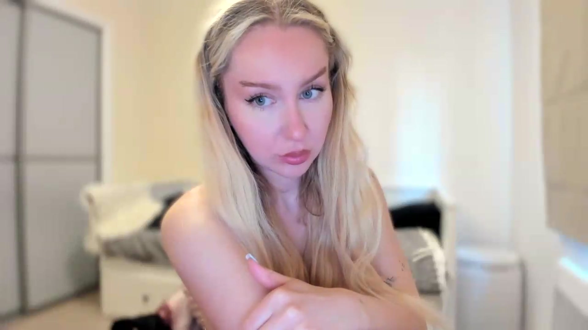 Gallery image thumbnail from pixelatedgirl's myfreecams stream on, 07/18/2026, 19:52 image 15 of 20