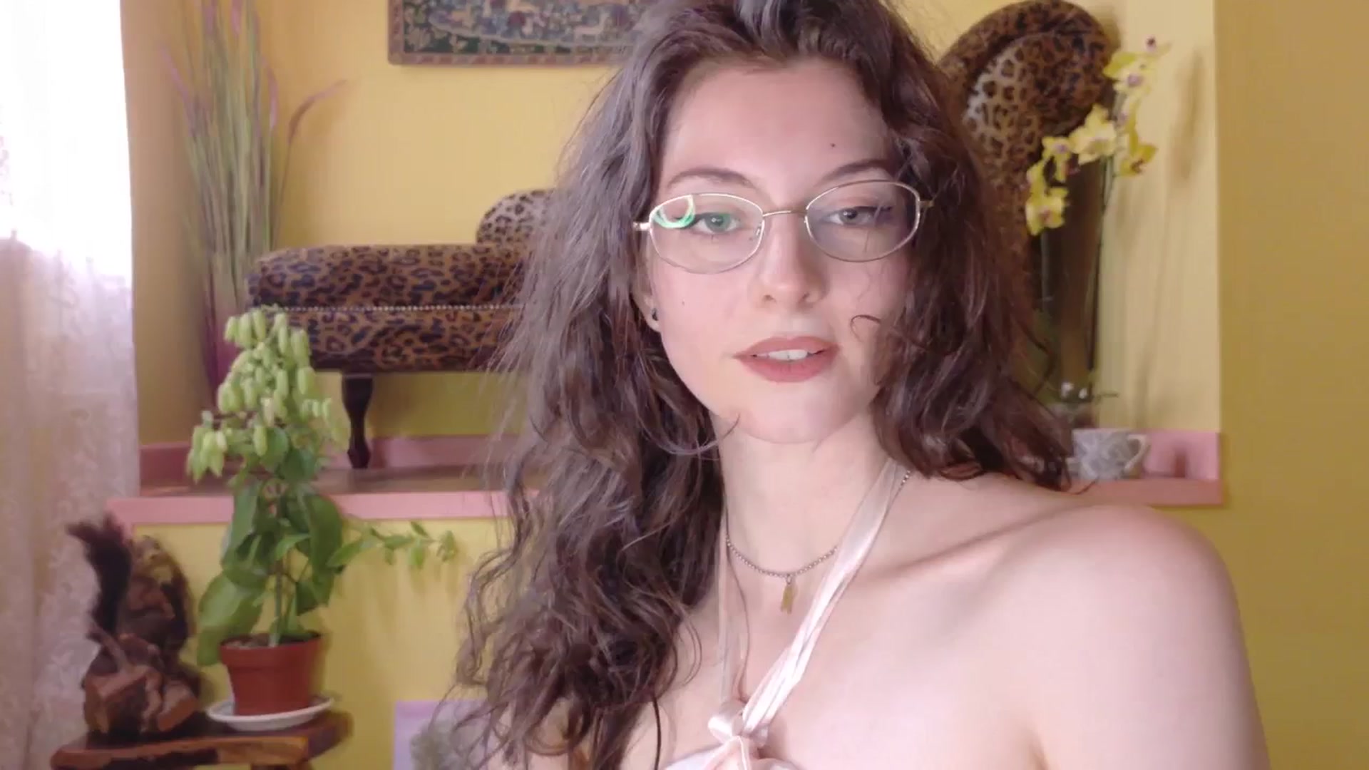 Gallery image thumbnail from porcelaincity's myfreecams stream on, 06/19/2025, 15:53 image 12 of 20