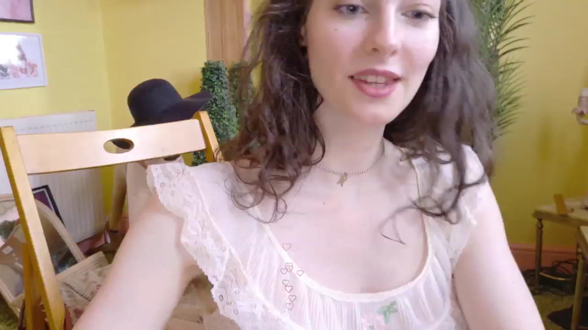 Gallery image thumbnail from porcelaincity's myfreecams stream on, 07/04/2025, 16:32 image 19 of 20