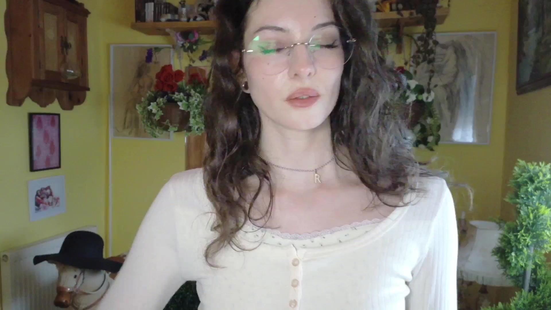Gallery image thumbnail from porcelaincity's myfreecams stream on, 09/09/2025, 18:45 image 17 of 20