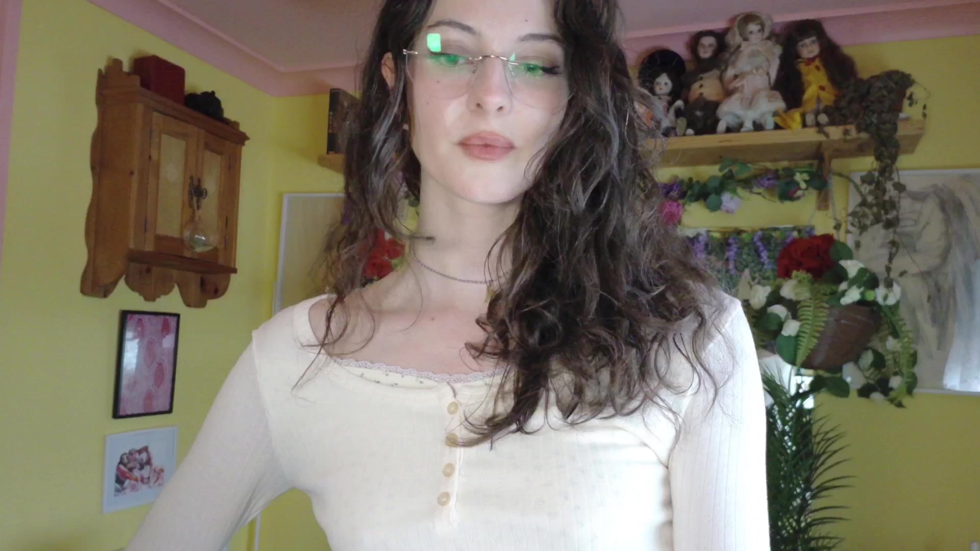Gallery image thumbnail from porcelaincity's myfreecams stream on, 09/09/2025, 18:45 image 12 of 20