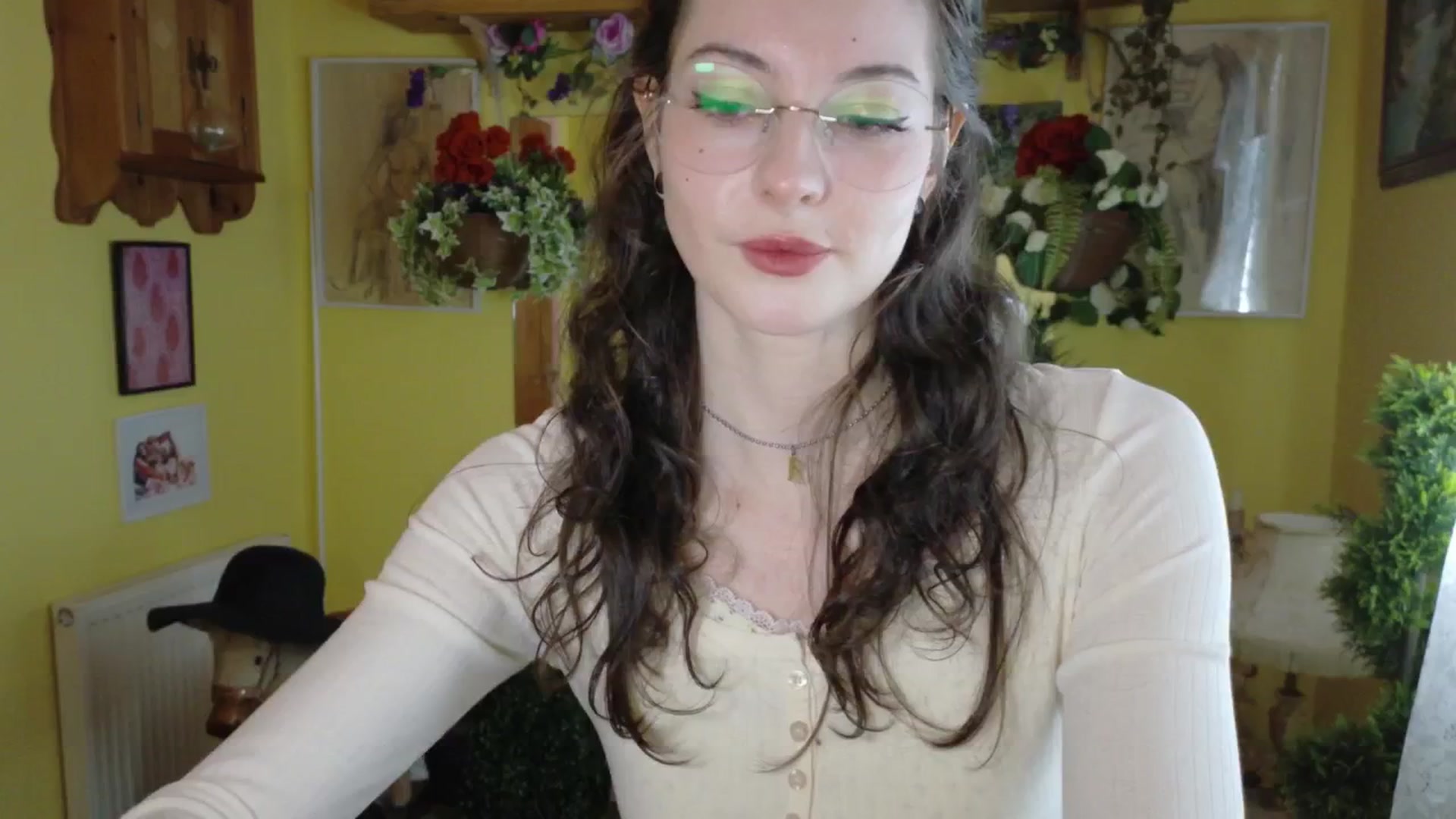 Gallery image thumbnail from porcelaincity's myfreecams stream on, 09/17/2025, 13:00 image 4 of 20