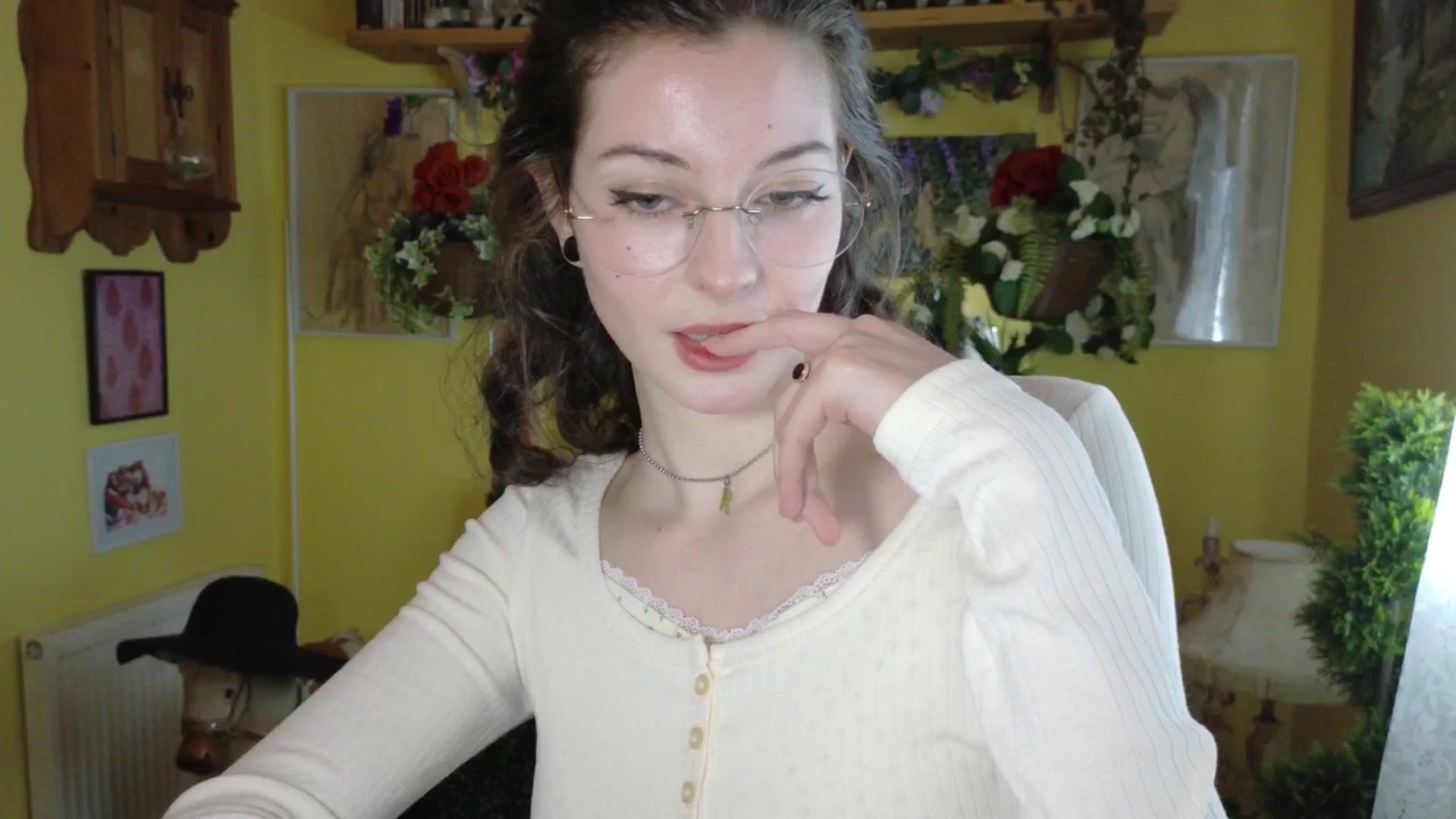 Gallery image thumbnail from porcelaincity's myfreecams stream on, 09/17/2025, 13:00 image 12 of 20