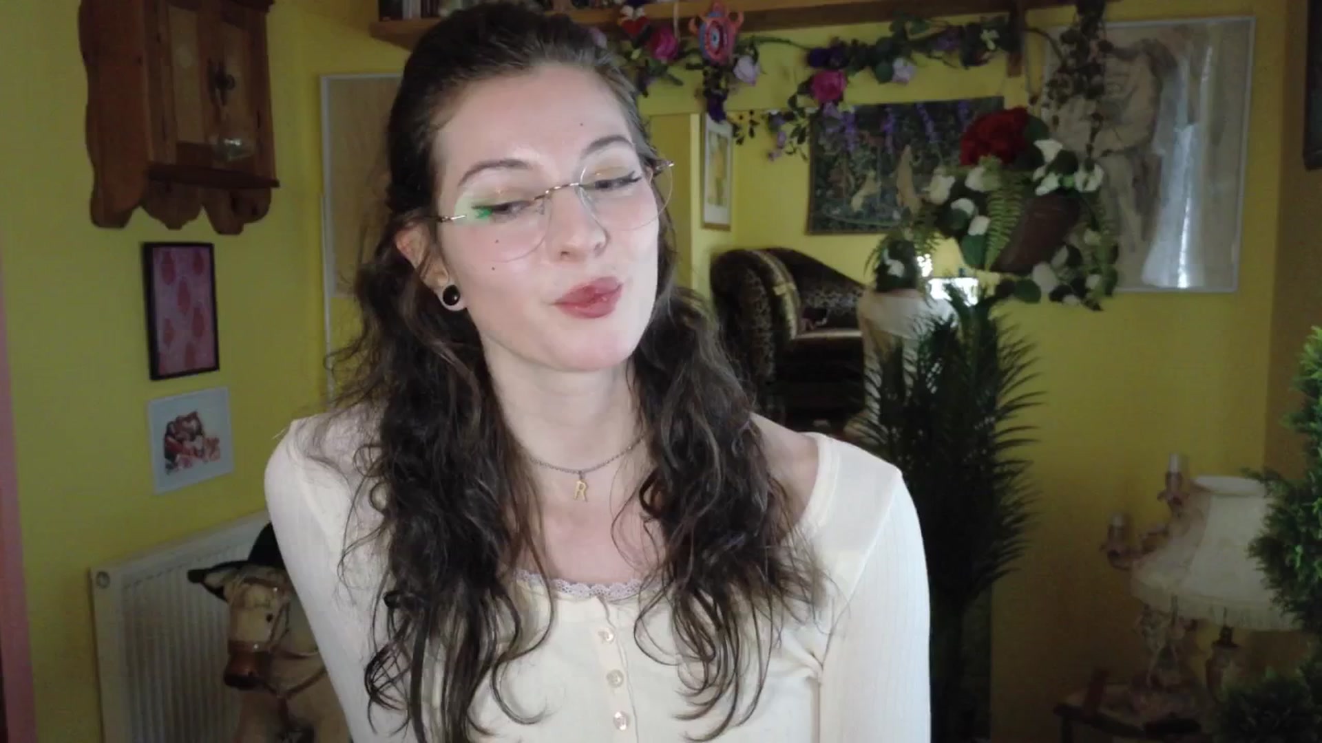 Gallery image thumbnail from porcelaincity's myfreecams stream on, 09/17/2025, 14:00 image 2 of 20