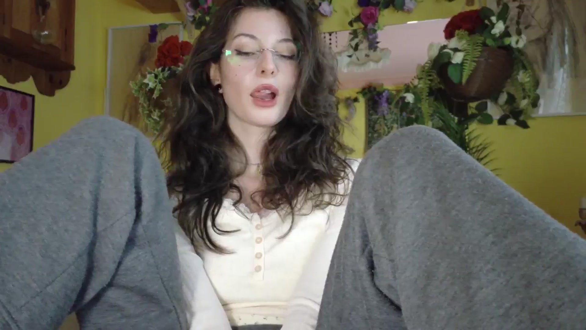 Gallery image thumbnail from porcelaincity's myfreecams stream on, 09/17/2025, 14:46 image 15 of 20