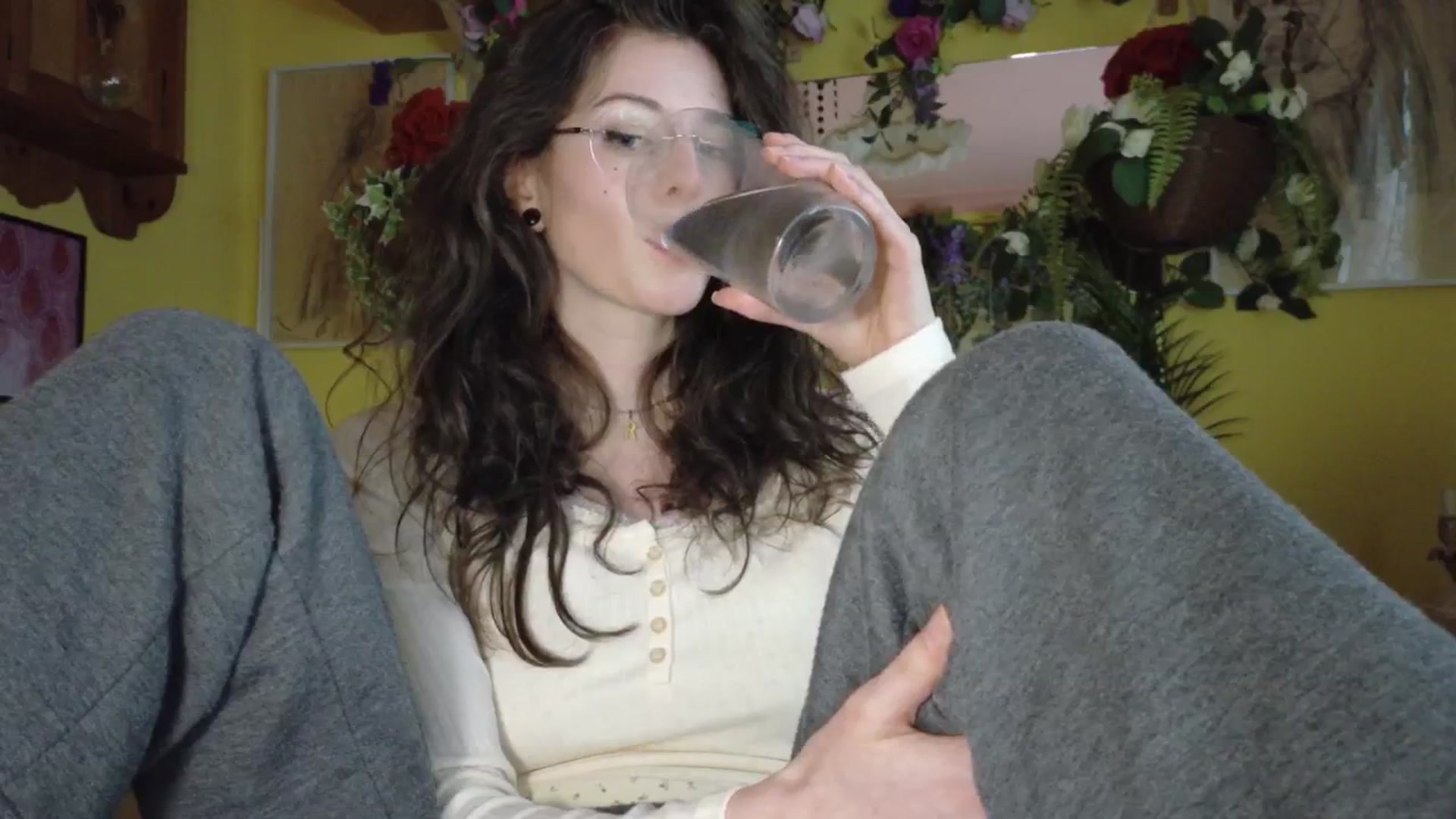 Gallery image thumbnail from porcelaincity's myfreecams stream on, 09/17/2025, 14:46 image 17 of 20