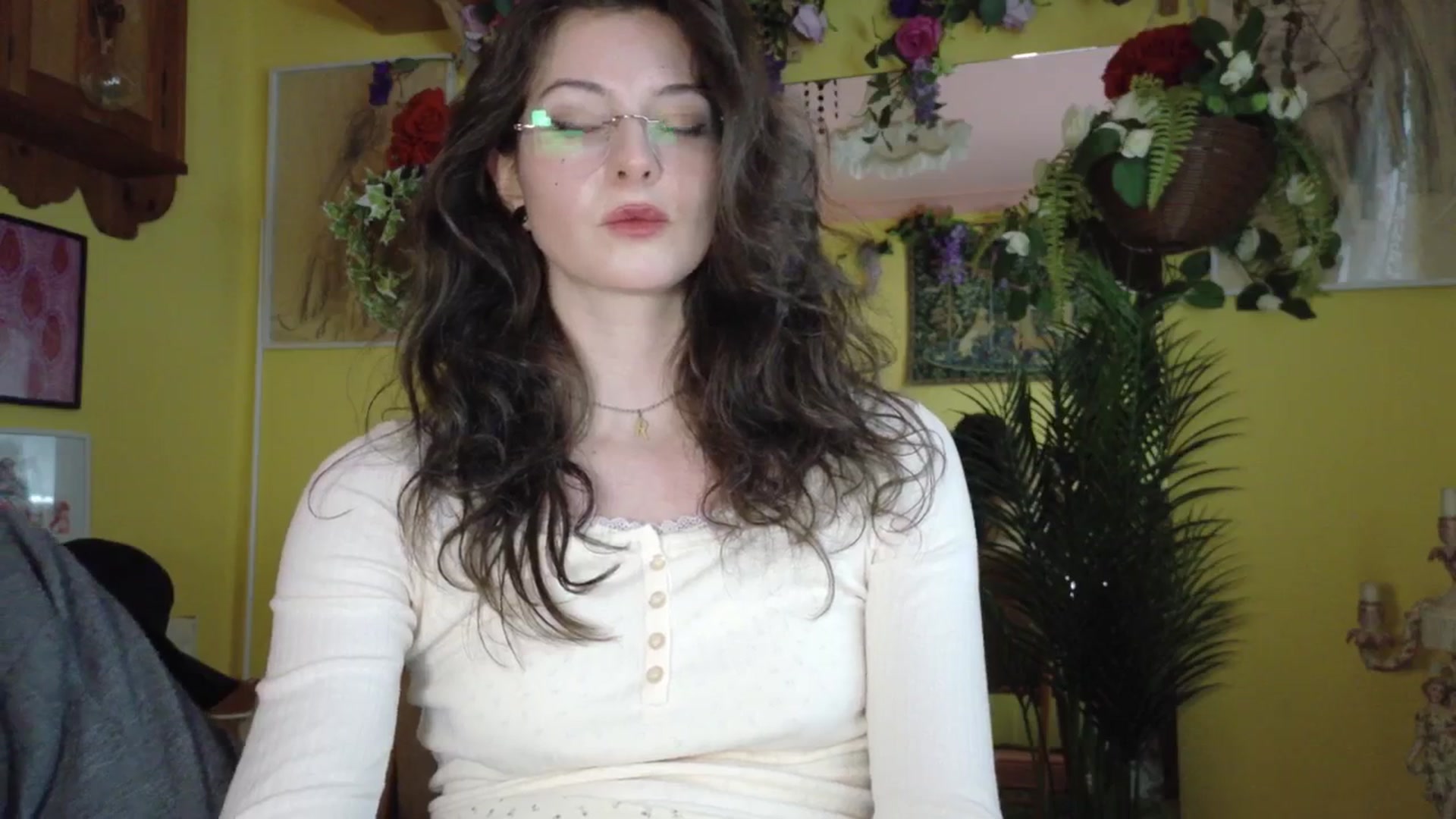Gallery image thumbnail from porcelaincity's myfreecams stream on, 09/17/2025, 14:46 image 12 of 20