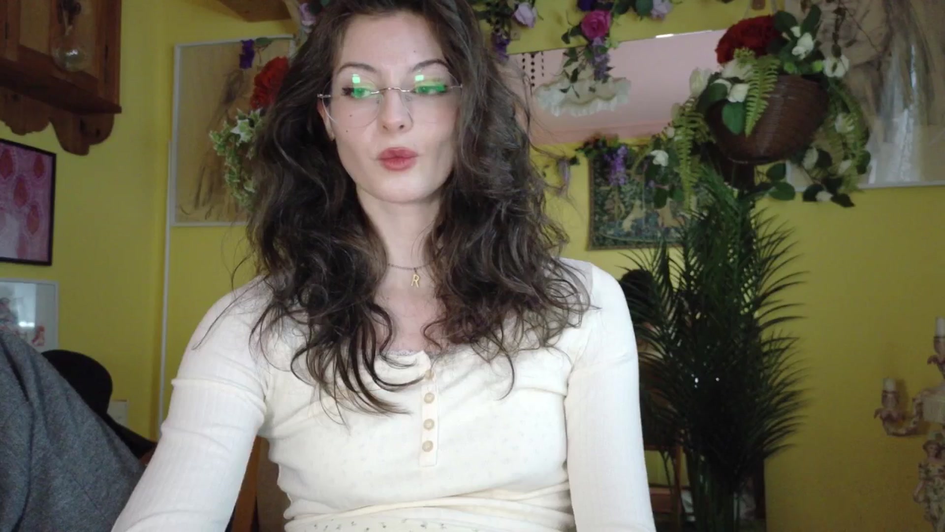 Gallery image thumbnail from porcelaincity's myfreecams stream on, 09/17/2025, 14:46 image 13 of 20