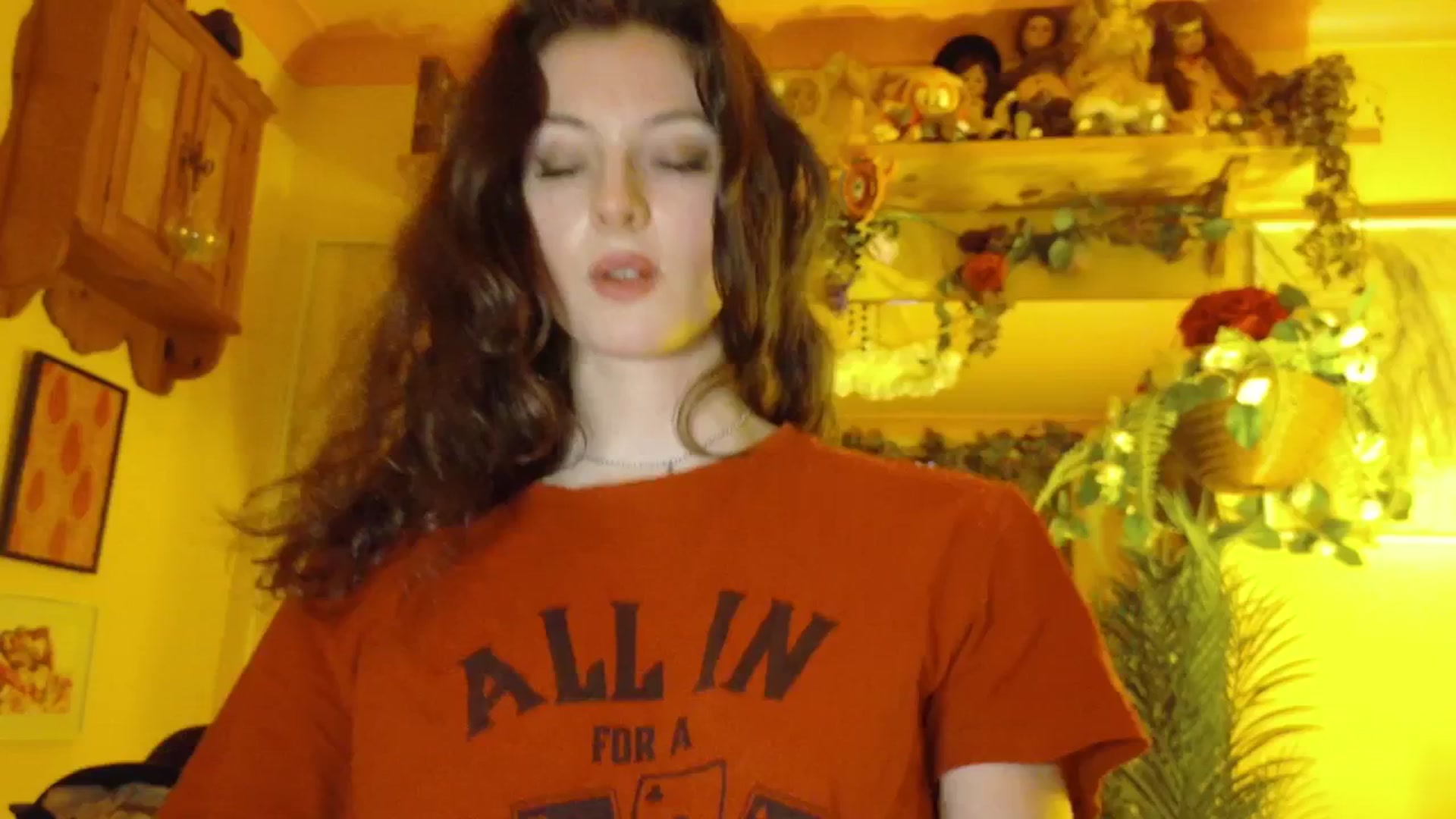 Gallery image thumbnail from porcelaincity's myfreecams stream on, 09/18/2025, 21:03 image 6 of 20