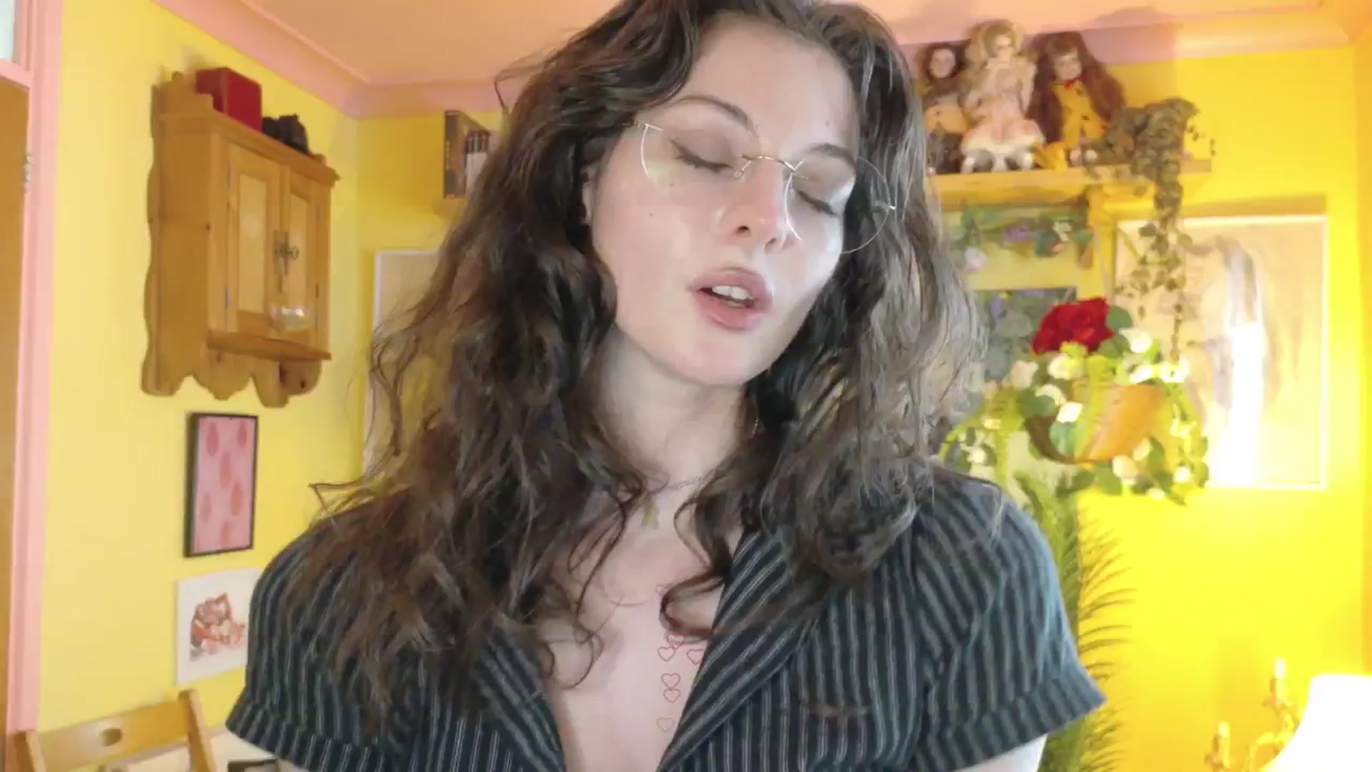 Gallery image thumbnail from porcelaincity's myfreecams stream on, 09/22/2025, 15:30 image 18 of 20