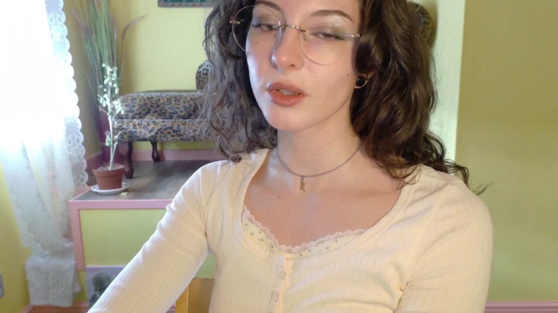 Gallery image thumbnail from porcelaincity's myfreecams stream on, 10/01/2025, 12:40 image 5 of 20