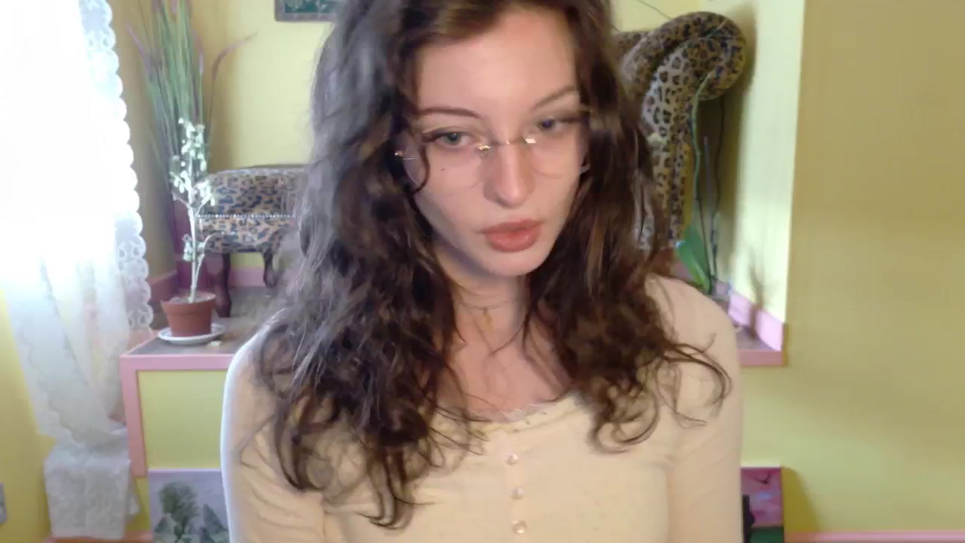 Gallery image thumbnail from porcelaincity's myfreecams stream on, 10/01/2025, 12:40 image 3 of 20