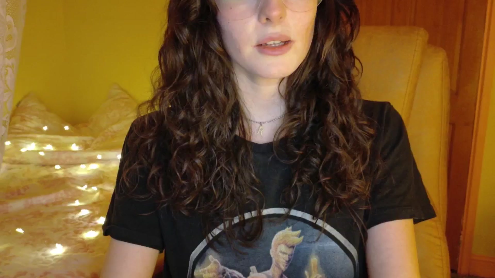 Gallery image thumbnail from porcelaincity's myfreecams stream on, 10/30/2025, 18:31 image 15 of 20