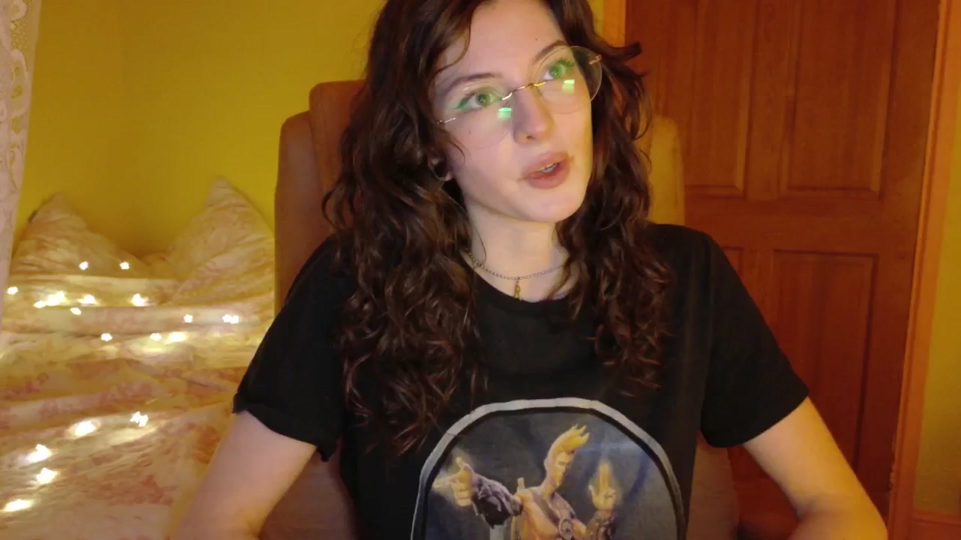 Gallery image thumbnail from porcelaincity's myfreecams stream on, 10/30/2025, 18:31 image 6 of 20
