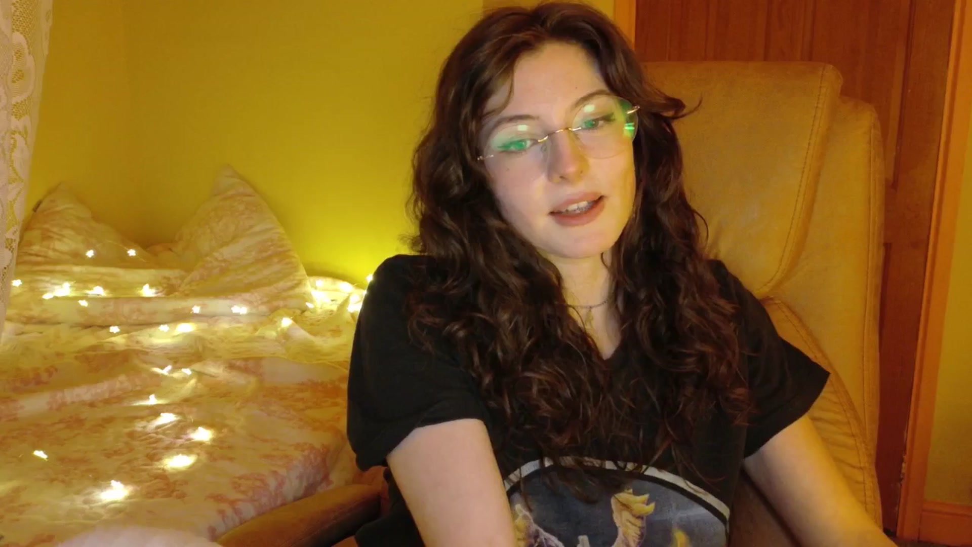 Gallery image thumbnail from porcelaincity's myfreecams stream on, 10/30/2025, 18:31 image 16 of 20