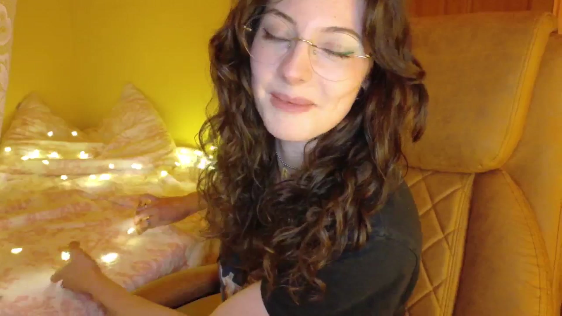 Gallery image thumbnail from porcelaincity's myfreecams stream on, 10/30/2025, 18:31 image 14 of 20