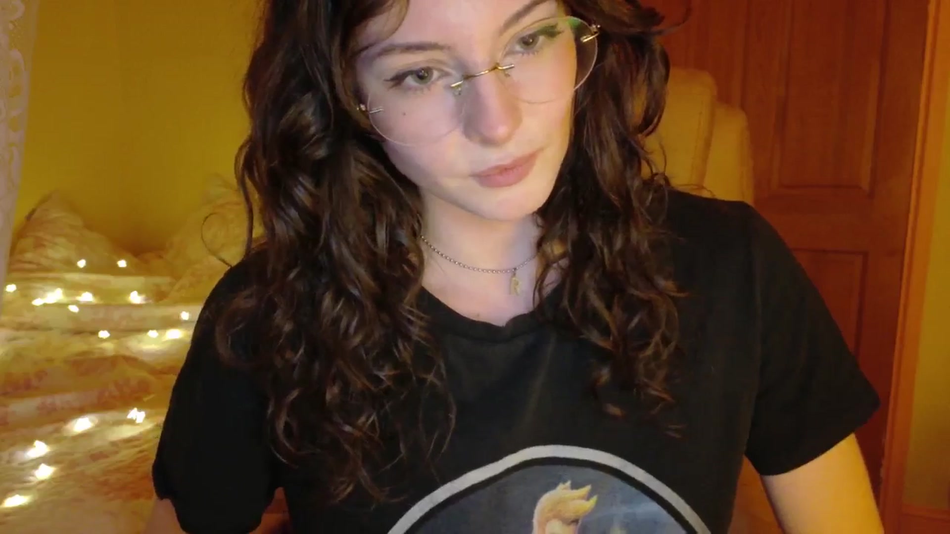 Gallery image thumbnail from porcelaincity's myfreecams stream on, 10/30/2025, 18:31 image 11 of 20