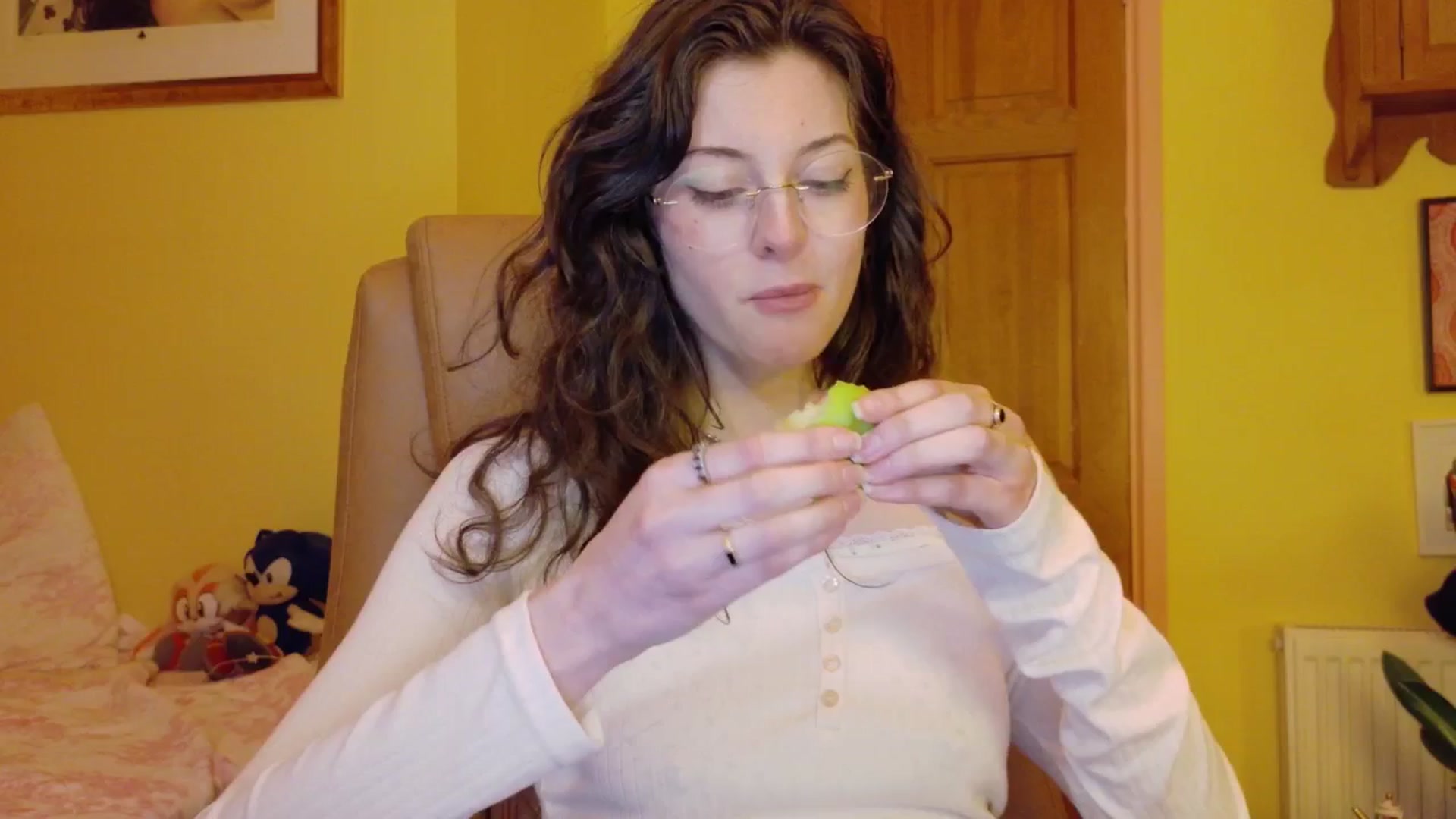 Gallery image thumbnail from porcelaincity's myfreecams stream on, 11/17/2025, 18:46 image 19 of 20