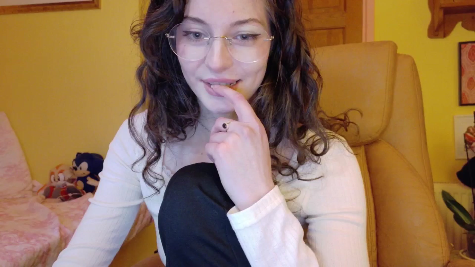 Gallery image thumbnail from porcelaincity's myfreecams stream on, 11/17/2025, 18:46 image 2 of 20